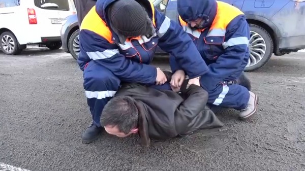 Поймали с поличным: сотрудники УФСБ задержали главу Красносельского района Фадеенко за взятку в 3 млн рублей Поймали с поличным: сотрудники УФСБ задержали главу Красносельского района Фадеенко за взятку в 3 млн рублей
