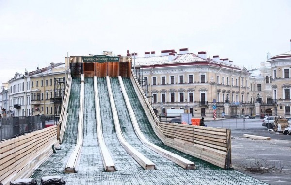 В Петербурге завершают строительство гигантской рождественской горки В Петербурге завершают строительство гигантской рождественской горки