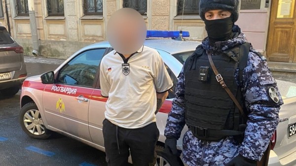 Не удержался на троне и уехал в отдел полиции: Росгвардия задержала нарушителя в Эрмитаже Не удержался на троне и уехал в отдел полиции: Росгвардия задержала нарушителя в Эрмитаже