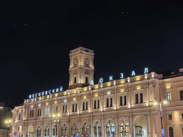 Скульптура ангела с чемоданом появилась на светофоре у Московского вокзала Скульптура ангела с чемоданом появилась на светофоре у Московского вокзала