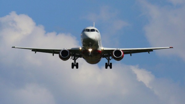 Самолет SSJ-100, вылетевший из Петербурга в Москву, вернулся в аэропорт Самолет SSJ-100, вылетевший из Петербурга в Москву, вернулся в аэропорт