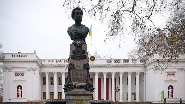 В Одессе неизвестные оставили надписи с призывом демонтировать памятники В Одессе неизвестные оставили надписи с призывом демонтировать памятники