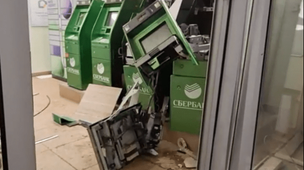Последствия взрыва в отделении "Сбера" в Петербурге сняли на видео Последствия взрыва в отделении "Сбера" в Петербурге сняли на видео