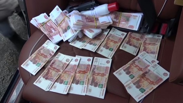 Поймали с поличным: сотрудники УФСБ задержали главу Красносельского района Фадеенко за взятку в 3 млн рублей Поймали с поличным: сотрудники УФСБ задержали главу Красносельского района Фадеенко за взятку в 3 млн рублей