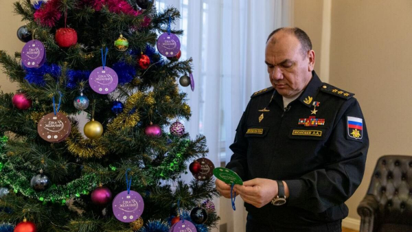 Адмирал Моисеев исполнил новогодние желания детей в рамках акции "Елка желаний" Адмирал Моисеев исполнил новогодние желания детей в рамках акции "Елка желаний"