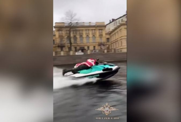 Два петербургских Деда Мороза отправились в отдел полиции за гонки на гидроциклах Два петербургских Деда Мороза отправились в отдел полиции за гонки на гидроциклах