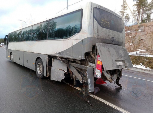 Бамперы всмятку: Toyota врезалась в туристический автобус в Ленобласти Бамперы всмятку: Toyota врезалась в туристический автобус в Ленобласти