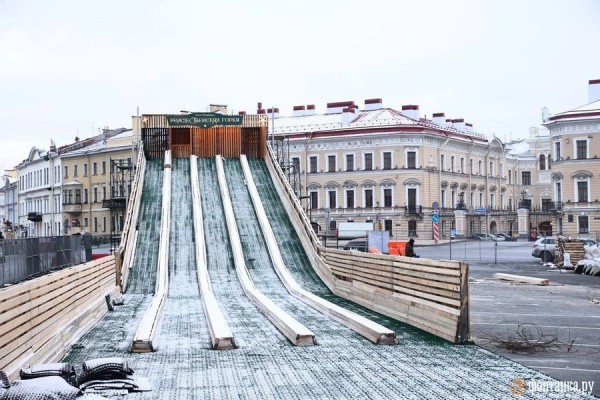 В Петербурге завершают строительство гигантской рождественской горки В Петербурге завершают строительство гигантской рождественской горки