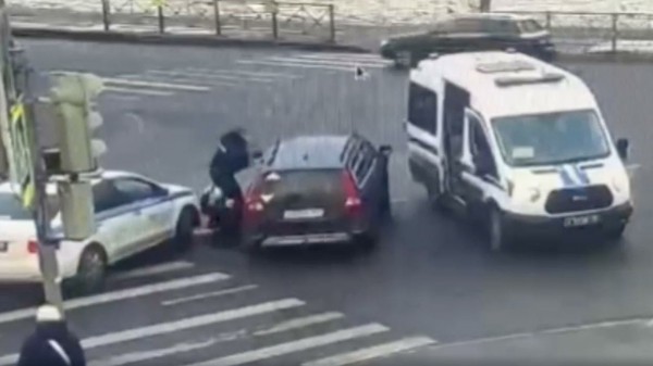 Сбил полицейского: пытавшегося сбежать от задержания водителя в Приморском районе ждет уголовное дело Сбил полицейского: пытавшегося сбежать от задержания водителя в Приморском районе ждет уголовное дело