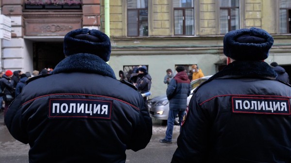 SHOT: ОМОН пришел с обысками на концерт рэпера Mayot в Петербурге SHOT: ОМОН пришел с обысками на концерт рэпера Mayot в Петербурге