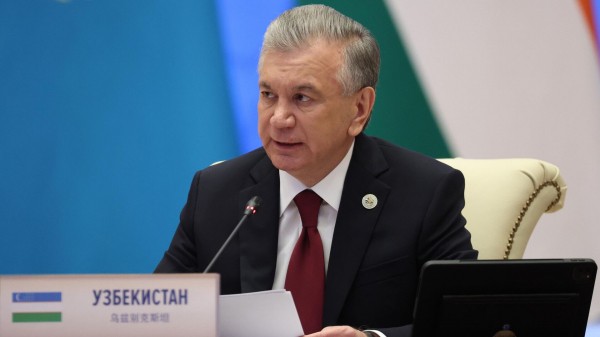 Президент Узбекистана прилетел в Петербург и прогулялся по Исаакиевской площади