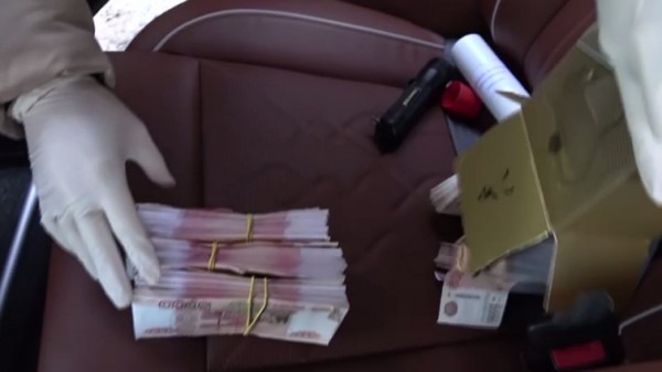 Поймали с поличным: сотрудники УФСБ задержали главу Красносельского района Фадеенко за взятку в 3 млн рублей Поймали с поличным: сотрудники УФСБ задержали главу Красносельского района Фадеенко за взятку в 3 млн рублей