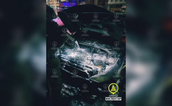 У здания красногвардейской Госавтоинспекции подожгли патрульный автомобиль