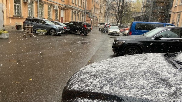 Желтый уровень опасности: в Петербурге пойдет снег, а дорогах будет скользко