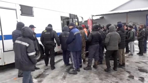 Около 70 мигрантов доставили в полицию по итогам рейда на овощебазе в Петербурге Около 70 мигрантов доставили в полицию по итогам рейда на овощебазе в Петербурге