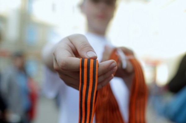 В Петербурге развернули 300-метровую Георгиевскую ленту В Петербурге развернули 300-метровую Георгиевскую ленту