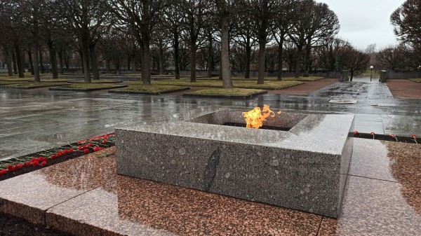 Помощник президента Николай Патрушев возложил цветы на Пискаревском кладбище Помощник президента Николай Патрушев возложил цветы на Пискаревском кладбище
