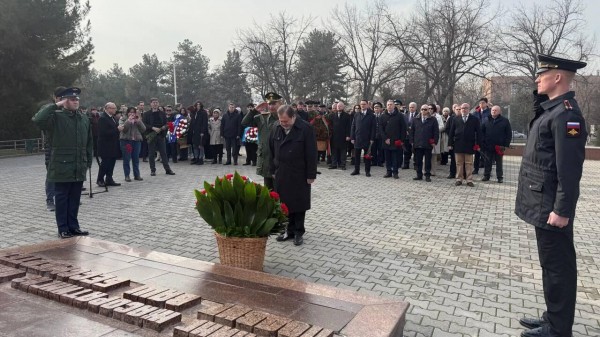В Ташкенте возложили цветы к Вечному огню к 81-летию снятия блокады Ленинграда В Ташкенте возложили цветы к Вечному огню к 81-летию снятия блокады Ленинграда