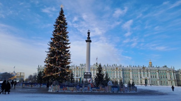 Жителя Петербурга избил неизвестный на Дворцовой площади Жителя Петербурга избил неизвестный на Дворцовой площади