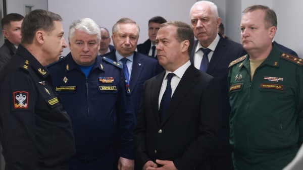 Дмитрий Медведев и губернатор Петербурга Александр Беглов вручили медали бойцам СВО на реабилитации Дмитрий Медведев и губернатор Петербурга Александр Беглов вручили медали бойцам СВО на реабилитации