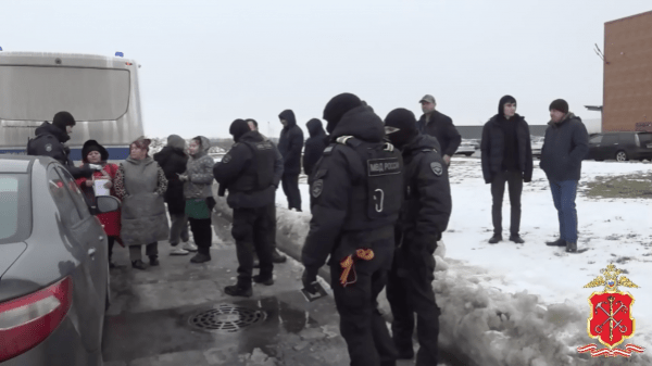В Петербурге полиция задержала более 100 мигрантов после рейда по стройкам