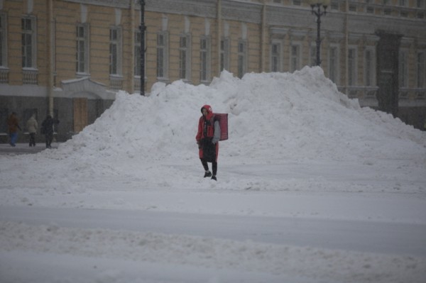 В Петербурге растут сугробы В Петербурге растут сугробы