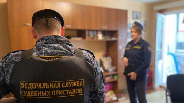 Судебные приставы помогли мужчине убраться в коридоре коммуналки и держать собак в комнате Судебные приставы помогли мужчине убраться в коридоре коммуналки и держать собак в комнате