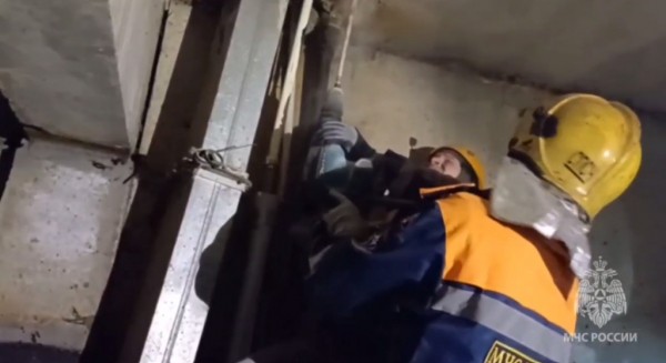 Застрял в шахте: сотрудники МЧС вытащили петербуржца Застрял в шахте: сотрудники МЧС вытащили петербуржца