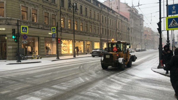 До 50 &laquo;кубов&raquo; в день: дорожники Петербурга нарастили темпы вывоза снега