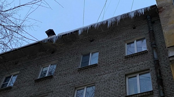Жители Приморского района страдают от неубранных сосулек и снега с крыш домов: пострадала восьмилетняя малышка Жители Приморского района страдают от неубранных сосулек и снега с крыш домов: пострадала восьмилетняя малышка