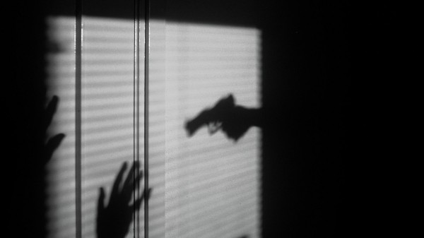 В Кипени четверо мужчин угрожали пистолетом пенсионерке из-за мести начальнику