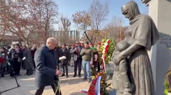 В Ереване почтили память жертв блокады Ленинграда в годы ВОВ В Ереване почтили память жертв блокады Ленинграда в годы ВОВ