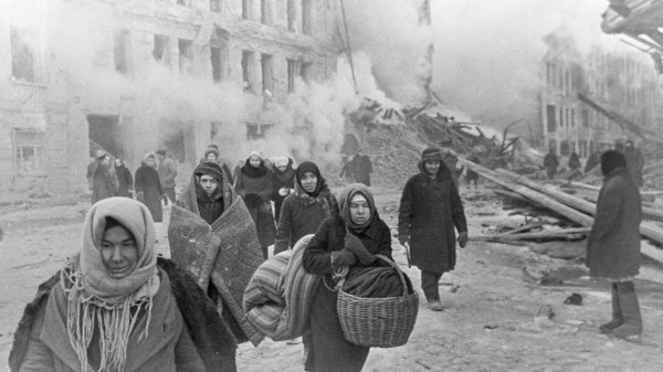 На вечере в Риме в память о погибших в Ленинграде раздали блокадную норму хлеба На вечере в Риме в память о погибших в Ленинграде раздали блокадную норму хлеба