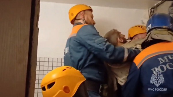 Застрял в шахте: сотрудники МЧС вытащили петербуржца Застрял в шахте: сотрудники МЧС вытащили петербуржца