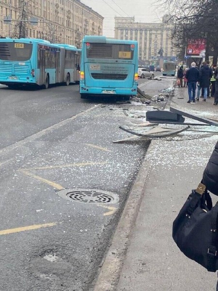 В Петербурге автобус вылетел на тротуар, погиб пешеход