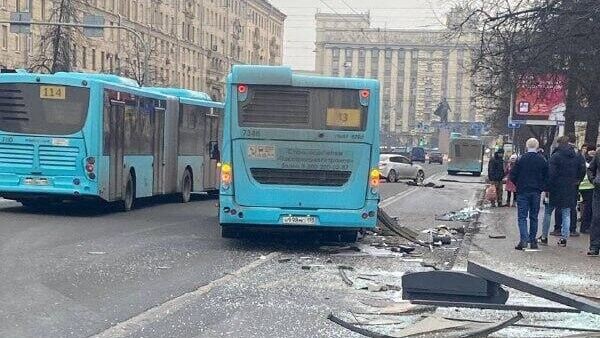 В Петербурге автобус столкнулся с семью машинами и выехал на тротуар