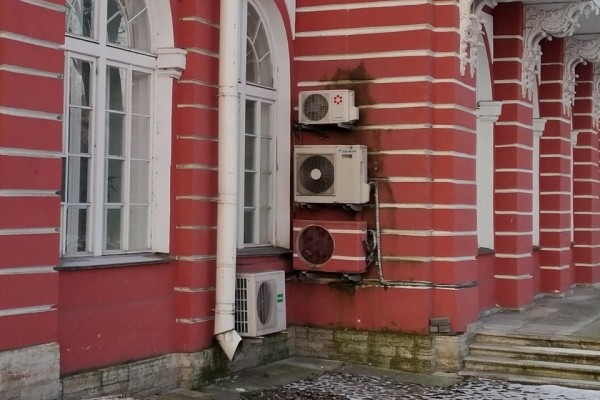 Петербургское «12»: с фасадов Здания Двенадцати коллегий сняли кондиционеры Петербургское «12»: с фасадов Здания Двенадцати коллегий сняли кондиционеры