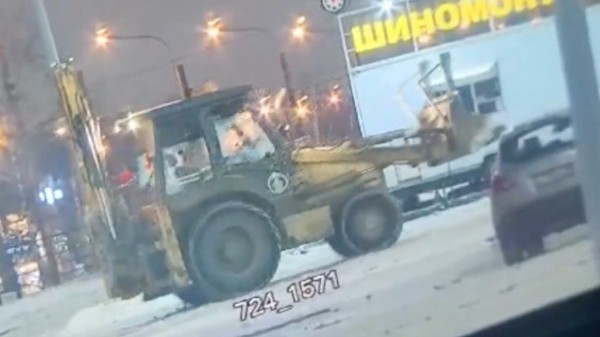 Ночных дрифтеров на ВАЗе и снегоуборочном тракторе задержали на Дальневосточном проспекте Ночных дрифтеров на ВАЗе и снегоуборочном тракторе задержали на Дальневосточном проспекте