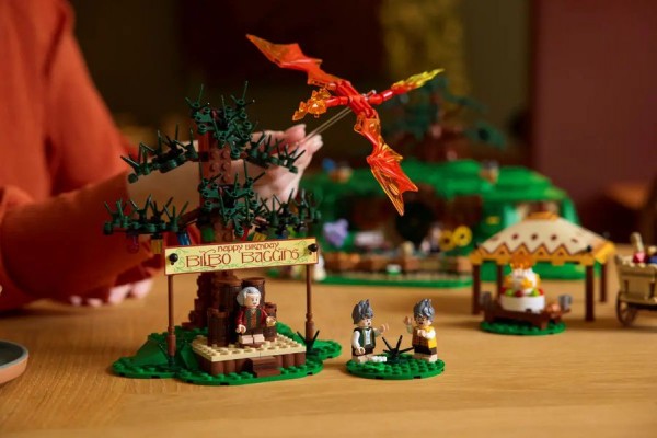 Lego анонсировала набор «Властелин колец: Шир» Lego анонсировала набор «Властелин колец: Шир»