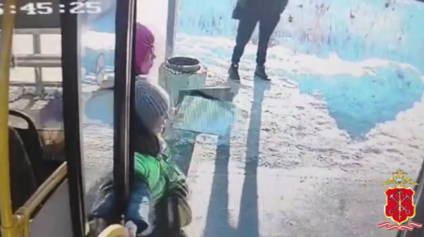 Полиция показала хулигана в розовой толстовке и в темных очках, избивающего пожилого кондуктора в Ленобласти Полиция показала хулигана в розовой толстовке и в темных очках, избивающего пожилого кондуктора в Ленобласти