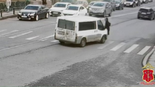 Пешехода увезла &laquo;скорая&raquo;: Ford Transit снес переходившую по переходу петербурженку