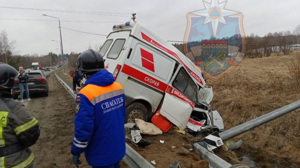 В Ленобласти машина скорой съехала в кювет и перевернулась, пострадал фельдшер В Ленобласти машина скорой съехала в кювет и перевернулась, пострадал фельдшер