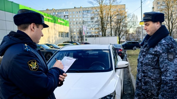Жительница Колпино осталась без BMW из-за миллионного долга по алиментам Жительница Колпино осталась без BMW из-за миллионного долга по алиментам