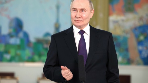 Владимир Путин присвоил звание народного артиста Александру Олешке и Анне Михалковой