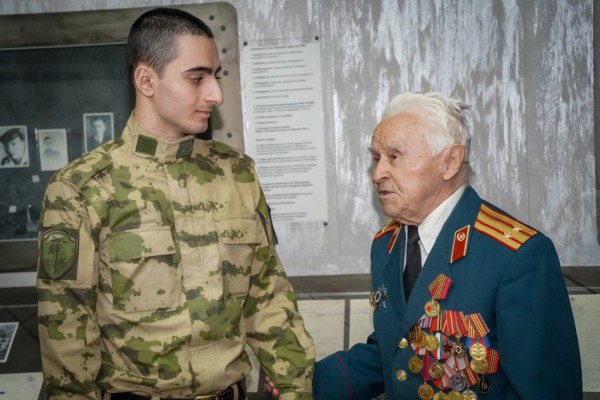 Сотрудники Росгвардии поздравили петербургского труженика тыла ВОВ 