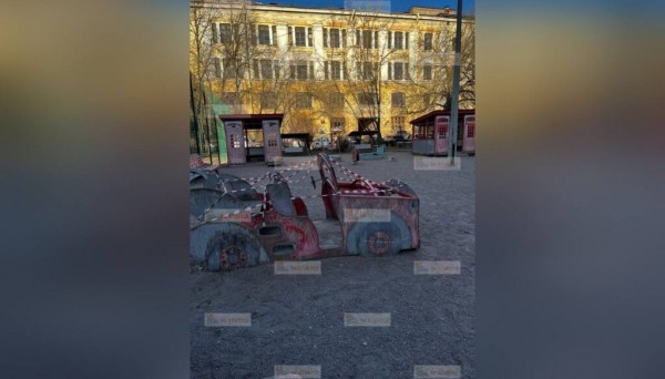 Петербургских детей загнали в ямы: родители массово жалуются на опасные площадки во дворах