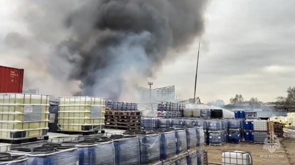 Роспотребнадзор проверит воздух в окрестностях палыхающего склада в Дизельном проезде Роспотребнадзор проверит воздух в окрестностях палыхающего склада в Дизельном проезде
