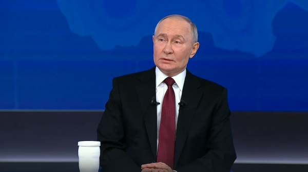 Путин дал мигрантам время на легализацию до сентября Путин дал мигрантам время на легализацию до сентября