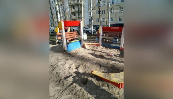 Петербургских детей загнали в ямы: родители массово жалуются на опасные площадки во дворах