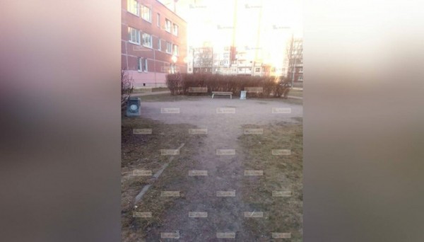 Петербургских детей загнали в ямы: родители массово жалуются на опасные площадки во дворах